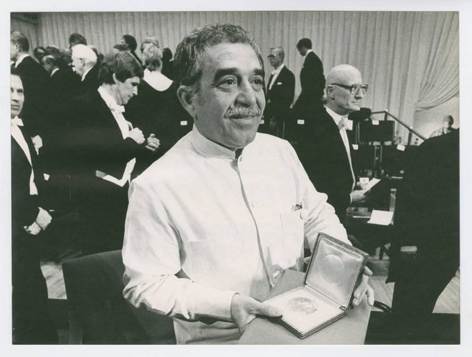 12 AÑOS SIN GABO.

17 de abril de 2014, falleció el escritor, guionista y periodista colombiano  Gabriel García Márquez.

"El mundo era tan reciente que muchas cosas carecían de nombre, y para nombrarlas había que señalarlas con el dedo".