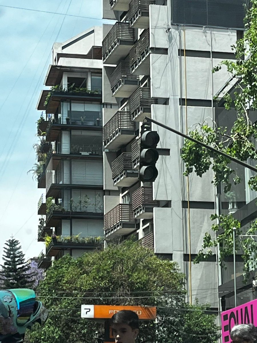 hammacastillon's tweet photo. @UCS_GCDMX semáforos apagados en Arquímedes y Horacio. https://t.co/9TLwNxqdvY