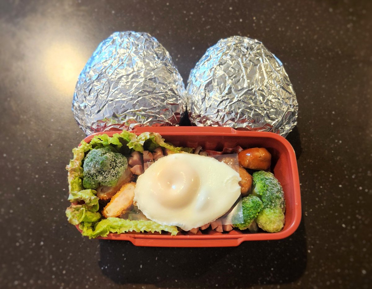 obento_BBA's tweet photo. おはようございます️☀️.°
今日のお弁当🍱

目玉焼き
ウィンナー
ミートボール
エビカツ
切り干し大根
ごぼうサラダ

 #お弁当 
 #お弁当記録 
 #お弁当日記 
 #お弁当作り 

今週はお休み無しみたい😶😶😶
お夕飯頑張るからねっ！
いってらっしゃい👋👋👋 https://t.co/sjDdpgZhy5