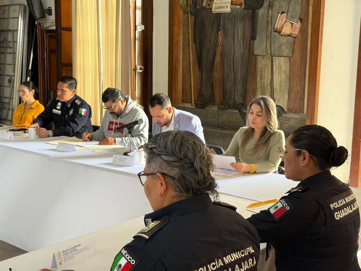 Hoy, en la Décima Primera Sesión Ordinaria de la Comisión Municipal de Carrera Policial, aprobamos el ascenso de seis elementos de la Comisaría de Seguridad Ciudadana de Guadalajara, en reconocimiento a sus 29 años de servicio. 👮‍♀️👮🏻‍♂️👮🏼