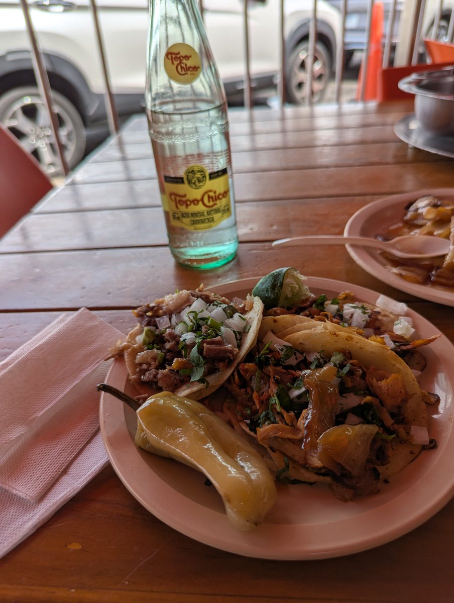 diegomirsha's tweet image. El que no conoce a dios a cualquier santo le reza. Nada como unos buenos tacos 🌮🤤. #México #tacos #pastor