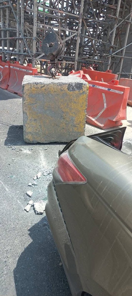 arandatamayo_'s tweet image. #Local Este es el tamaño del bloque que cayó sobre un auto 🏗️

¿Por qué ocurrió este siniestro? El accidente se produjo cuando un bloque de concreto que servía de contrapeso en una grúa de las obras de la Línea 6 del Metro falló, cayendo en el vehículo de un ciudadano que