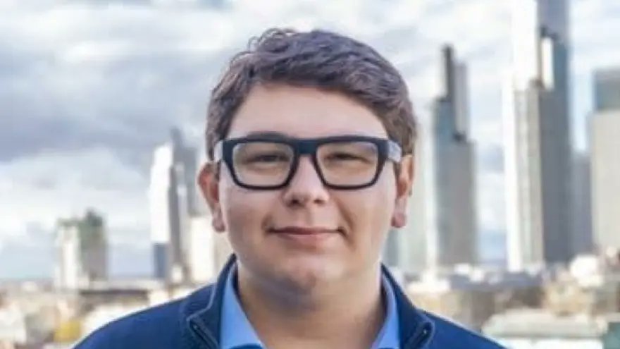 TavoCibreiro's tweet image. El twittero libertario, Ezequiel Acuña, dejó su puesto en la TV PÚBLICA y se muda al mundo de la energía nuclear. Milei lo nombró Subgerente de Responsabilidad Social Empresaria en Nucleoeléctrica Argentina (NA-SA). Tendrá un sueldo superior a los 10 millones de pesos mensuales.