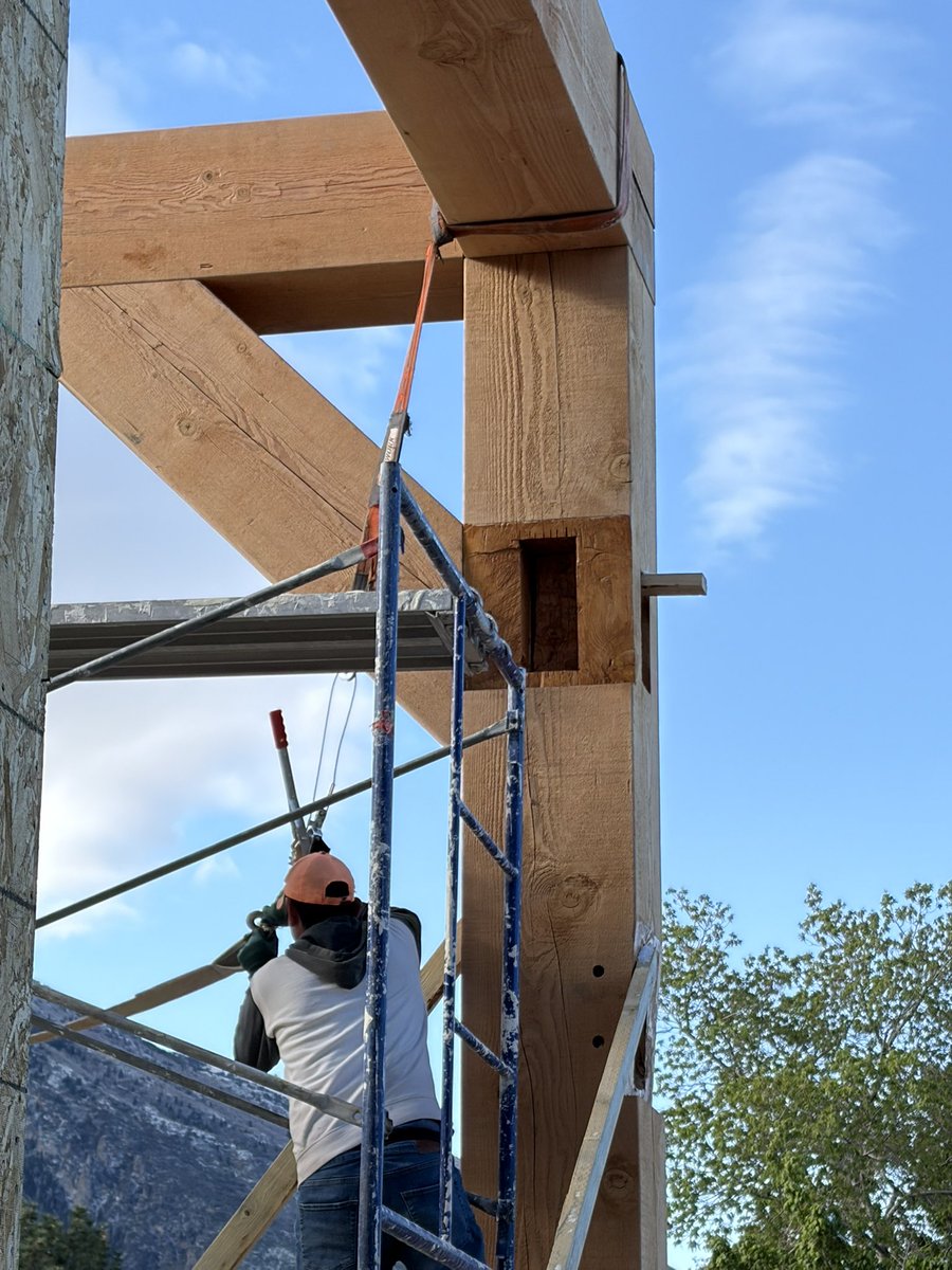 gmilarconst's tweet photo. Outdoor living in Utah: We’re working on a 1,000+ SF 2-story covered deck with mortise-and-tenon detailing. Beams are placed by crane and put together using old-fashioned construction techniques. #utahcustomhomes https://t.co/fr6jRmMlif