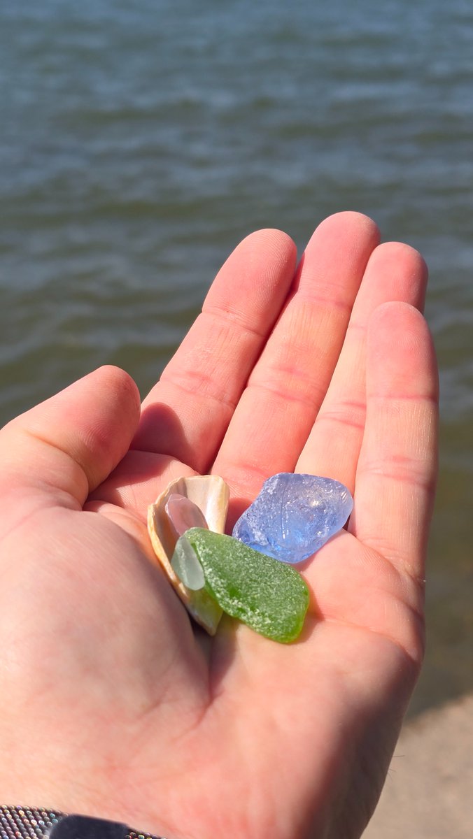 GreatLakesVista's tweet image. Found this blue beauty today #LakeErie #seaglass
and the #McDonalds #Hamburglar
The fog looked like smoke over the lake..