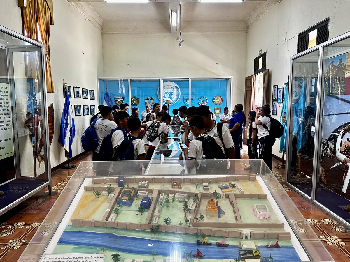 museomilitaresa's tweet image. 📚✨ Este día recibimos la visita del Centro Escolar Ciudad Credisa en el Museo Militar.

Los estudiantes disfrutaron de un recorrido lleno de historia y aprendizaje. 🇸🇻

¡Gracias por visitarnos! 👏
#MuseoMilitar #VisitaEscolar #ElSalvador