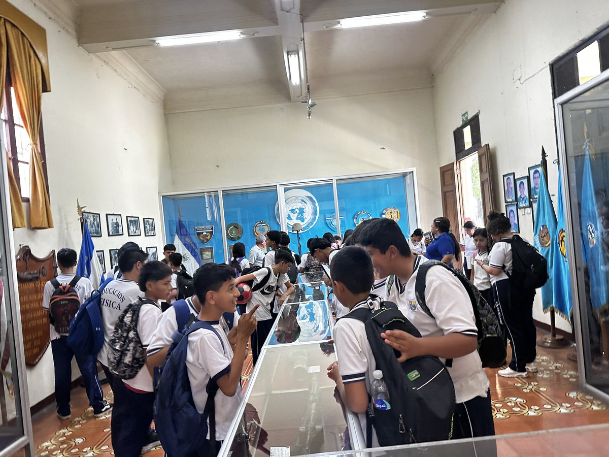 museomilitaresa's tweet image. 📚✨ Este día recibimos la visita del Centro Escolar Ciudad Credisa en el Museo Militar.

Los estudiantes disfrutaron de un recorrido lleno de historia y aprendizaje. 🇸🇻

¡Gracias por visitarnos! 👏
#MuseoMilitar #VisitaEscolar #ElSalvador