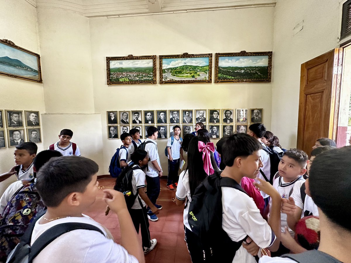 museomilitaresa's tweet image. 📚✨ Este día recibimos la visita del Centro Escolar Ciudad Credisa en el Museo Militar.

Los estudiantes disfrutaron de un recorrido lleno de historia y aprendizaje. 🇸🇻

¡Gracias por visitarnos! 👏
#MuseoMilitar #VisitaEscolar #ElSalvador
