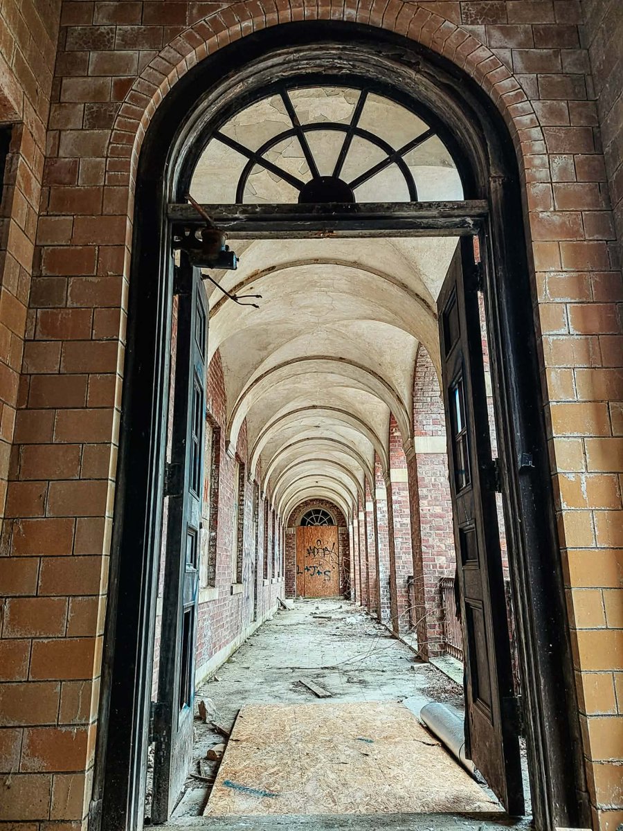 Sharingan_grrl's tweet photo. Abandoned convent &amp; former school #urbex #ny https://t.co/62ixVK8cow