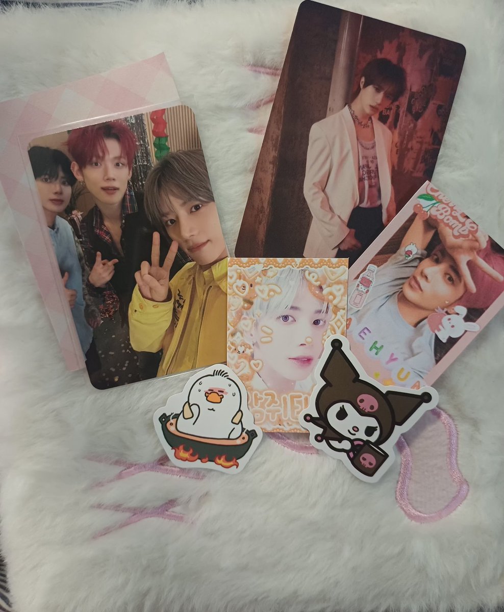 wonpuppies's tweet photo. lembrei HOJE que não fiz o fb (perdão amg 😭) mas fb ULTRA positivo pra @1485collect que me vendeu meus taebeomjun lindo e ainda ajudou super com os correios, você é um anjo de gom! super comunicativa e querida o tempo inteiro 💗 chegou tudo direitinho e amei os brindes!! >< https://t.co/B8qMTC0sMM