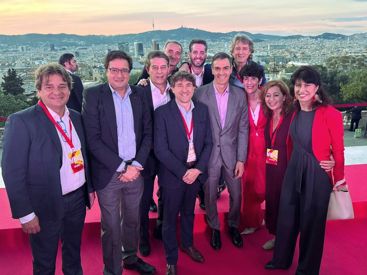 enekoandueza's tweet photo. Desde nuestras comunidades, desde lo local a lo global, compartimos un proyecto de sociedad basado en la solidaridad, en los derechos humanos, en las convivencia y el respeto a la diferencia… ¡Tenemos tanta experiencia en Euskadi en esa lucha y este camino!

 Con los compañeros y las compañeras del @PSOE y el liderazgo de @sanchezcastejon, hemos celebrado hoy la primera jornada de la @GPMobilisation.

 Un orgullo poder formar parte de esa gran iniciativa en favor de las libertades y los derechos y compartir estas horas con grandes líderes mundiales y el “No a la guerra” que nos coloca allí donde siempre está el socialismo, en el lado correcto de la historia. ¡¡Muchas gracias a todos y todas!! 🌹✊🌹✊🌹✊

#GlobalProgressiveMobilisation
#Euskadiaquíyahora
