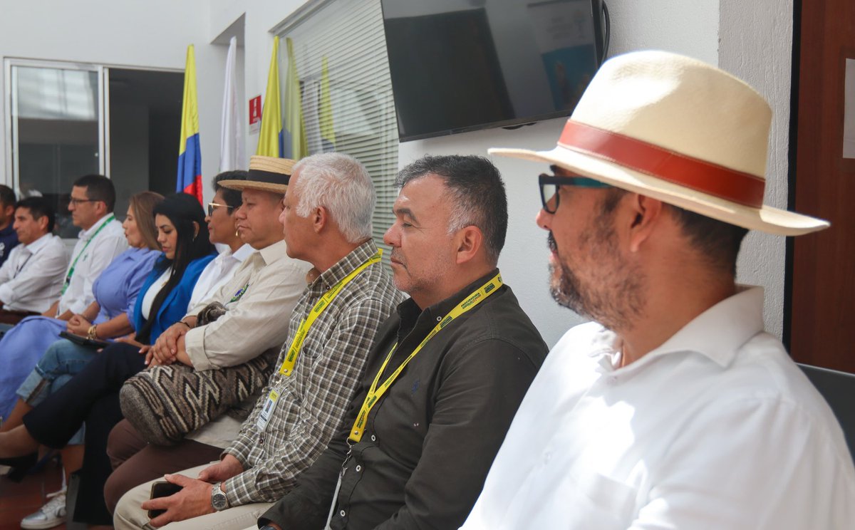 Hoy, en la #URT Cauca, hicimos entrega simbólica de 42 hectáreas y 59.386 m² a 18 familias caucanas, en cumplimiento de órdenes judiciales de Ruta Individual de la justicia especializada en #RestitucionDeTierras.

Pero esto no se trata solo de cifras. Detrás de cada número hay