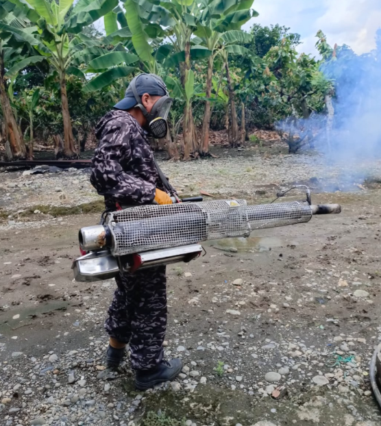 DPS_LosRios's tweet photo. #BuenaFe | En coordinación con el GAD Municipal el personal de control vectorial de @Salud_Ec  realizó jornada de abatización, eliminación de criaderos y fumigación en el recinto Salapi Grande, con el objetivo de prevenir enfermedades transmitidas por el mosquito Aedes aegypti. https://t.co/nHUaqX1k67