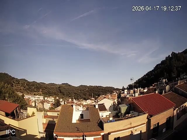 MeteoAdM's tweet image. #Bonvespre des de la part alta d'#ArenysdeMunt Després d'una mínima fresqueta, la temperatura màxima (22,2°C) al centre del dia ha estat gairebé clavada a la d'ahir, en una jornada marcada per l'estabilitat, però aquesta vegada amb una mica més de 🌤️ prims 👇