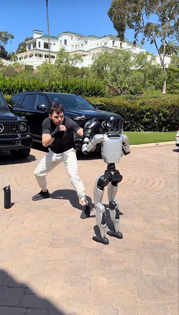 G0ATPLUMA's tweet photo. Peso Pluma y Tito Double P peleando contra Fuerza Regida 😂💀 https://t.co/Dv84EcvBaa