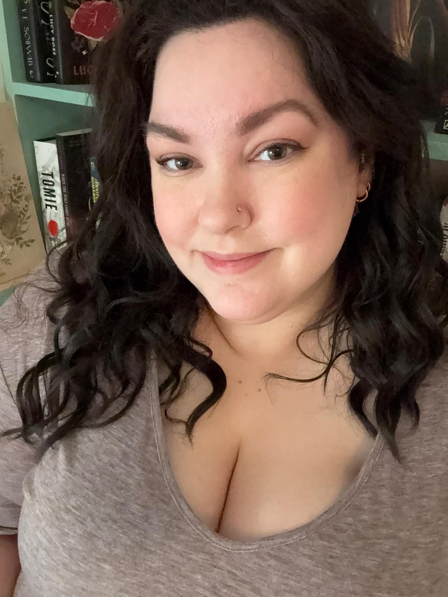 Everyone please take a moment to send a very happy birthday wish today to this absolutely GORGEOUS GIRL <a href="/thatpurplekitty/">MamaKitty(Open for commissions!)</a>!! Whitney deserves all the love in the world, so let's flood her notifications with it! 😍😘