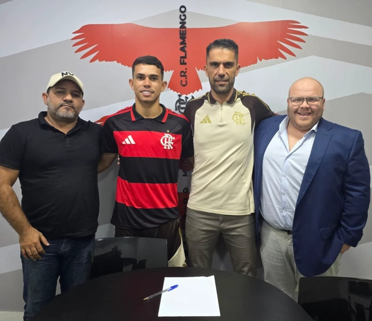 venecasagrande's tweet photo. Agora é oficial! O Flamengo anunciou, em seu site, a contratação do volante Pedro Henrique, de 18 anos, junto ao Paysandu. Contrato válido por três anos, mas, por acordo, o jogador será emprestado ao próprio Paysandu até o fim da Série C deste ano.

O Fla não informou, mas apuramos que o valor pago ao Paysandu foi de 3 milhões de reais por 85%.

Pedro Henrique já fazia parte do elenco profissional do Papão.

Foto: Flamengo
