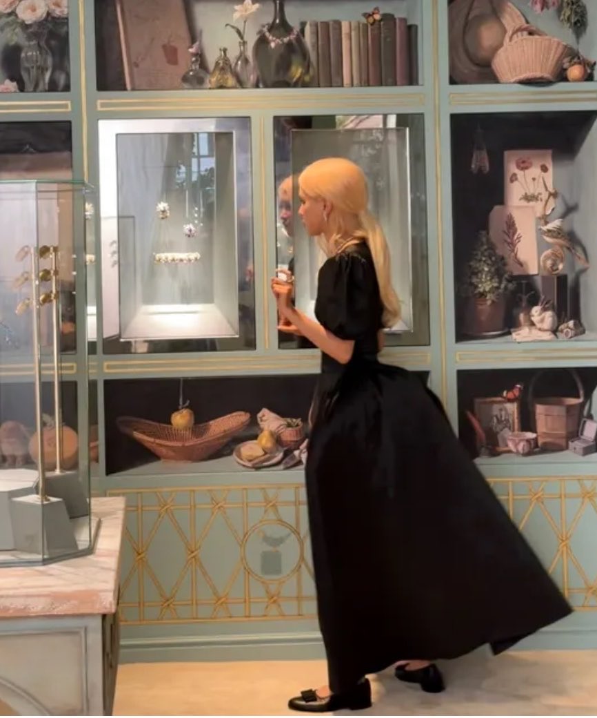 whoreforrosie's tweet photo. Yeah we’re definitely getting another Tiffany house video https://t.co/BFZXzgHATR