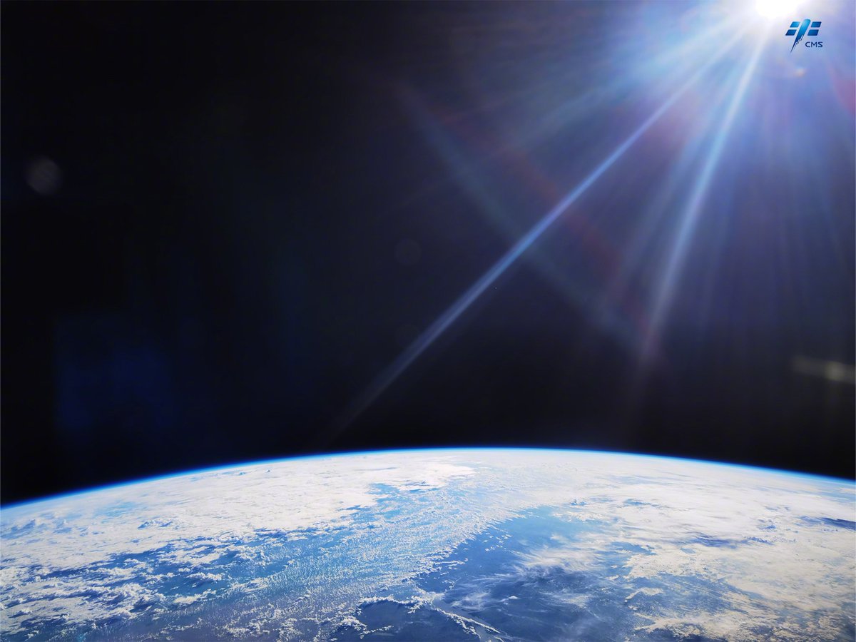 laxmibansal1's tweet image. "Stepping into the immersive light installation—every corner glows like a whispered dream, wrapping you in soft, shifting hues.  #ArtExperience #LightArt"