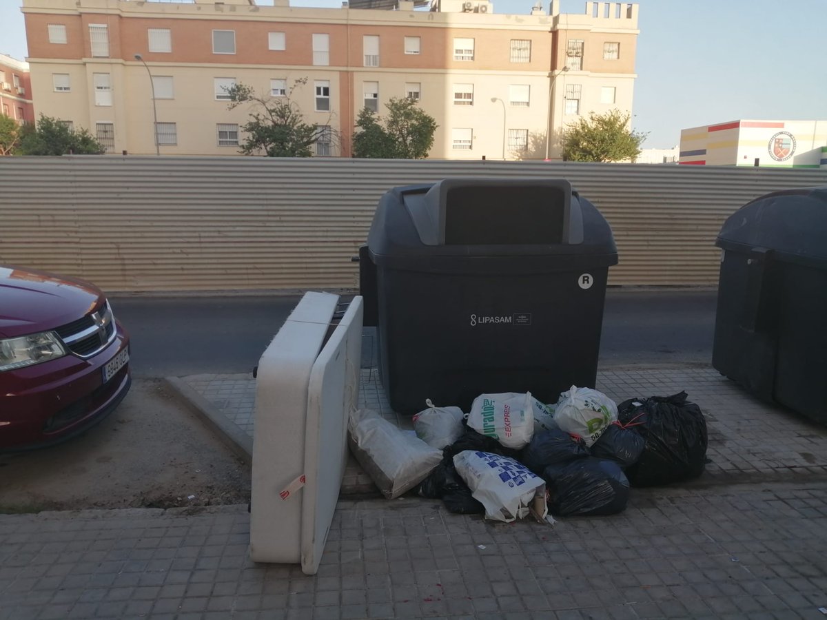 <a href="/PPAytoSevilla/">Sevilla Popular</a> <a href="/PSOEAytoSevilla/">PSOEAytoSevilla</a> Calle Zurcidoras en Pino Montano (por  si no tenéis muy claro en qué barrio queda). De hoy también. Hombre, que os escueza la crítica de la oposición, lo veo normal. Sacar pecho continuamente teniendo la ciudad como la tenéis, pues como que no está la cosa para eso