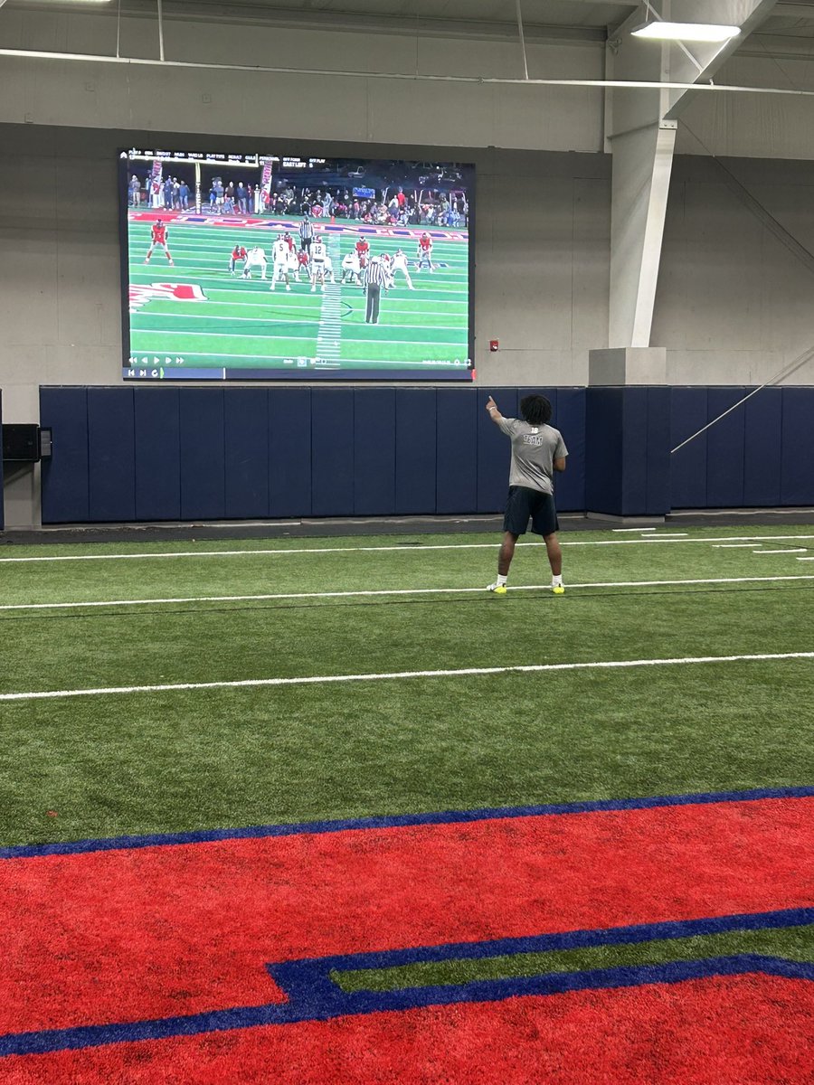 CoachM_Fair's tweet image. @VanPollard7  working in our walk through room with our new video wall! @SouthPanolaFB  #TEAM
