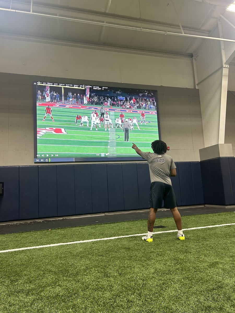 CoachM_Fair's tweet image. @VanPollard7  working in our walk through room with our new video wall! @SouthPanolaFB  #TEAM