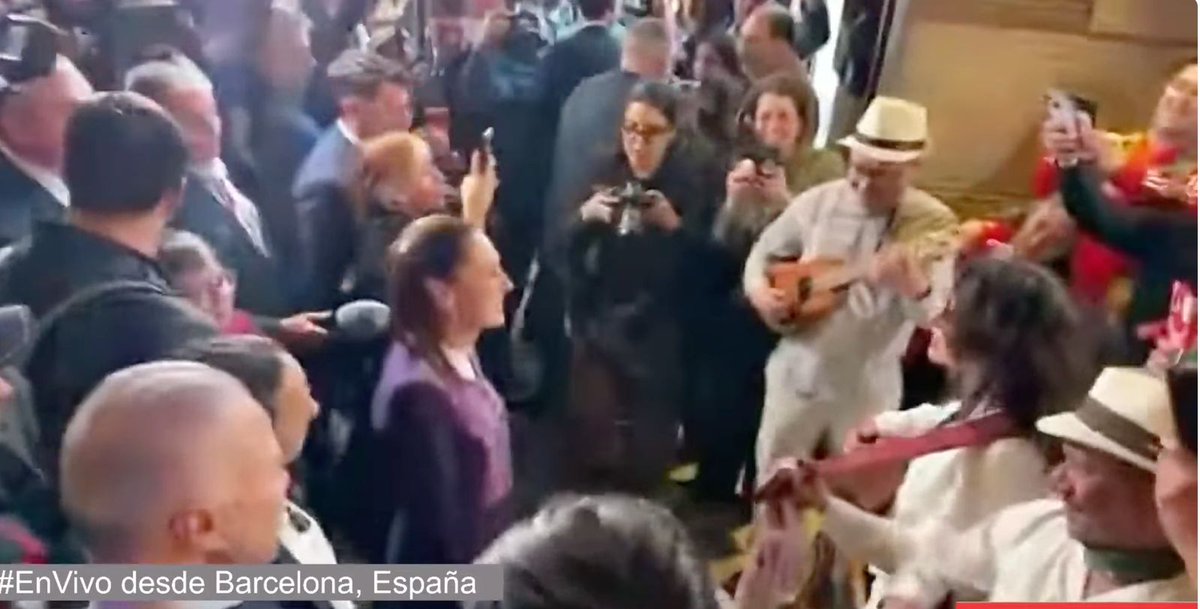 CapitalNot's tweet photo. ✈️Durante su paso por el aeropuerto de Madrid, la presidenta de México, Claudia Sheinbaum Pardo  @Claudiashein atrajo la atención de pasajeros que se acercaron a pedirle fotos y compartir algunas palabras 📷 https://t.co/Tuah7KAMTu