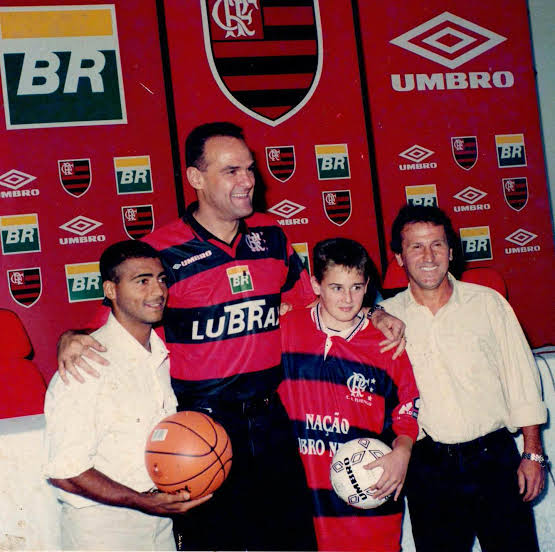 renanmoura1989's tweet photo. Essa foto representa o tamanho do Oscar naquele momento no Flamengo. Romário e Zico se estranharam após o corte do Baixinho na Copa de 1998. Mesmo assim, os dois fizeram questão de participar da apresentação do reforço rubro-negro no basquete pela importância e idolatria que ambos tinham pelo Mão Santa.