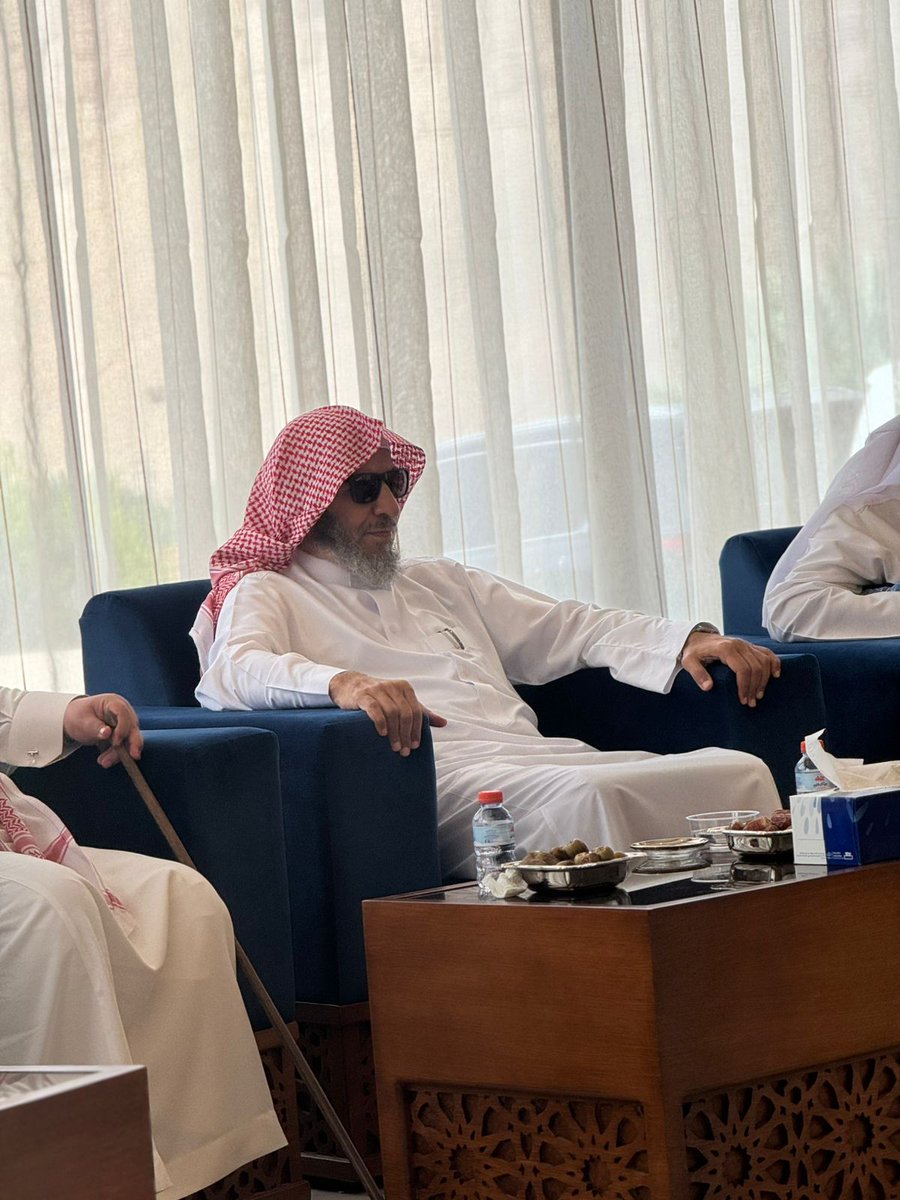 hareqnews's tweet photo. قام معالي الشيخ #سعد_بن_ناصر_الشثري⁩ ، والشيخ #عبدالله_بن_فهد_بن_دليم⁩ والشيخ #محمد_بن_ن��صر_آل_جافل،ورجل الأعمال #عمر_بن_عبدالعزيز_الشثري
ورجل الأعمال #خالد_بن_ناصر_الشثري، وصحبهم الكرام، بزيارة اليوم الجمعة 29 شوال 1447 هـ ، الى #محافظة_الحريق ،بدعوة كريمة من أحد أعيان المحافظة (#زيد_بن_سعود_الهزاني)،والذين حرصوا على زيارة المحافظة والالتقاء بأهاليها الكرام والاستمتاع بالأجواء الجميلة التي تعيشها المحافظة هذه الايام بعد فيضان #سد_الحريق وجريان السيل في مجرى واديه الكبير ، وشملت زيارته عدد من المواقع والمزارع وزيارة عدد من الأهالي في المحافظة ومراكزها، وقد حظيت زيارتهم اليوم بإهتمام الأهالي نظرا لمكانتهم الإجتماعية في المجتمع السعودي،وفي نهاية الزيارة سجل الجميع إعجابهم بمحافظة الحريق وما تزخر فيه من مقومات سياحية ومزارع مميزة وبكرم أهاليها ، كما قدموا شكرهم وتقديرهم للأهالي على حسن الحفاوة والاستقبال الذي وجدوه خلال الزيارة..

وفي هذا التقرير المصور الذي نسلط فيه الضوء على زيارتهم للمحافظة ، وسنعرض في ردود التغريدة أدناه تغطية مصورة لكل موقع تباعا شملته زيارتهم ،وحس�� جدول المواقع التي زاروها..

بدأت زيارتهم منتصف ظهر اليوم الجمعة بزيارة للأستاذ #عبدالله_بن_عبدالعزيز_الشثري "ابو وسيم" ،حيث استقبلهم وإخوانه وأبناءه الكرام وأقاربه من أسرة الشثري المتواجدين بالمحافظة، وهنا جانب من زيارتهم 👇👇