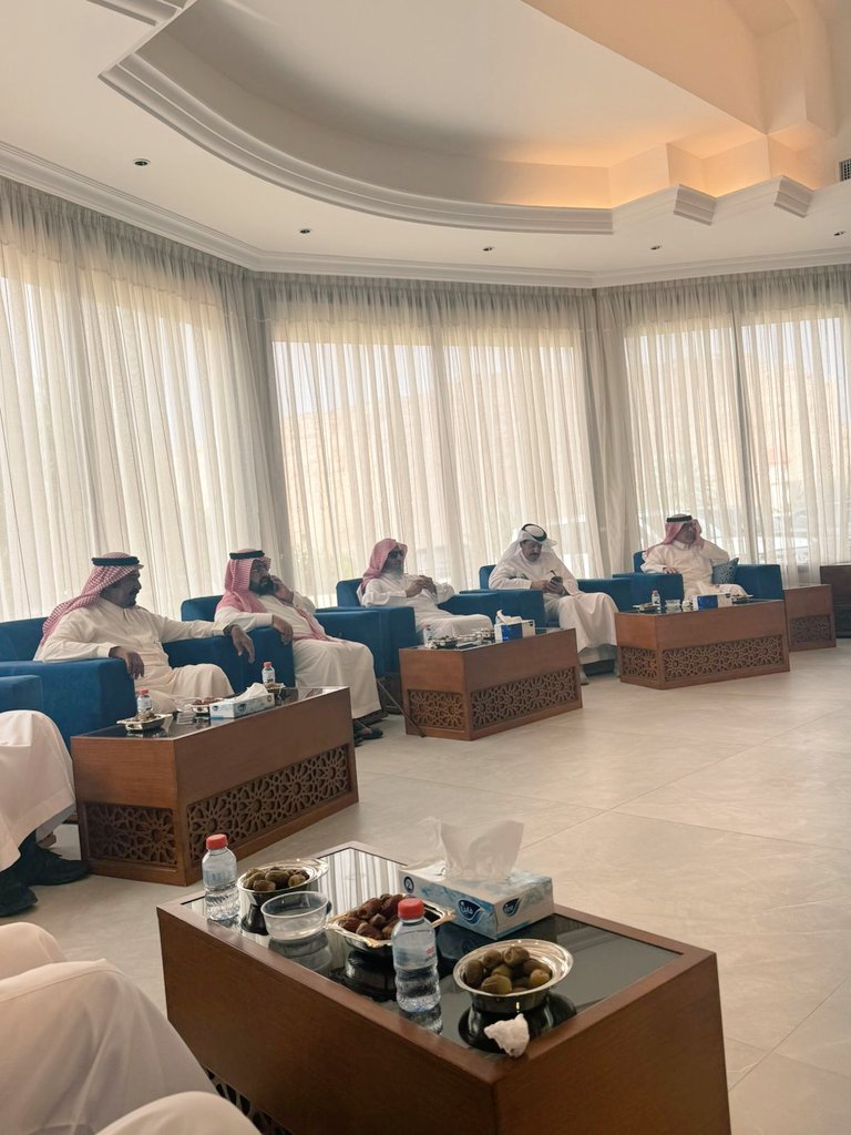 hareqnews's tweet photo. قام معالي الشيخ #سعد_بن_ناصر_الشثري⁩ ، والشيخ #عبدالله_بن_فهد_بن_دليم⁩ والشيخ #محمد_بن_ن��صر_آل_جافل،ورجل الأعمال #عمر_بن_عبدالعزيز_الشثري
ورجل الأعمال #خالد_بن_ناصر_الشثري، وصحبهم الكرام، بزيارة اليوم الجمعة 29 شوال 1447 هـ ، الى #محافظة_الحريق ،بدعوة كريمة من أحد أعيان المحافظة (#زيد_بن_سعود_الهزاني)،والذين حرصوا على زيارة المحافظة والالتقاء بأهاليها الكرام والاستمتاع بالأجواء الجميلة التي تعيشها المحافظة هذه الايام بعد فيضان #سد_الحريق وجريان السيل في مجرى واديه الكبير ، وشملت زيارته عدد من المواقع والمزارع وزيارة عدد من الأهالي في المحافظة ومراكزها، وقد حظيت زيارتهم اليوم بإهتمام الأهالي نظرا لمكانتهم الإجتماعية في المجتمع السعودي،وفي نهاية الزيارة سجل الجميع إعجابهم بمحافظة الحريق وما تزخر فيه من مقومات سياحية ومزارع مميزة وبكرم أهاليها ، كما قدموا شكرهم وتقديرهم للأهالي على حسن الحفاوة والاستقبال الذي وجدوه خلال الزيارة..

وفي هذا التقرير المصور الذي نسلط فيه الضوء على زيارتهم للمحافظة ، وسنعرض في ردود التغريدة أدناه تغطية مصورة لكل موقع تباعا شملته زيارتهم ،وحس�� جدول المواقع التي زاروها..

بدأت زيارتهم منتصف ظهر اليوم الجمعة بزيارة للأستاذ #عبدالله_بن_عبدالعزيز_الشثري "ابو وسيم" ،حيث استقبلهم وإخوانه وأبناءه الكرام وأقاربه من أسرة الشثري المتواجدين بالمحافظة، وهنا جانب من زيارتهم 👇👇
