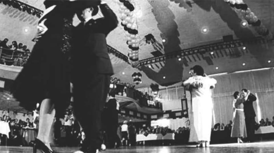 Centro_CDMX's tweet image. ¿#SabíasQué el Salón México suspendió sus actividades durante 36 días debido a los daños provocados por un edificio contiguo tras el sismo del 28 de julio de 1957? 🧐