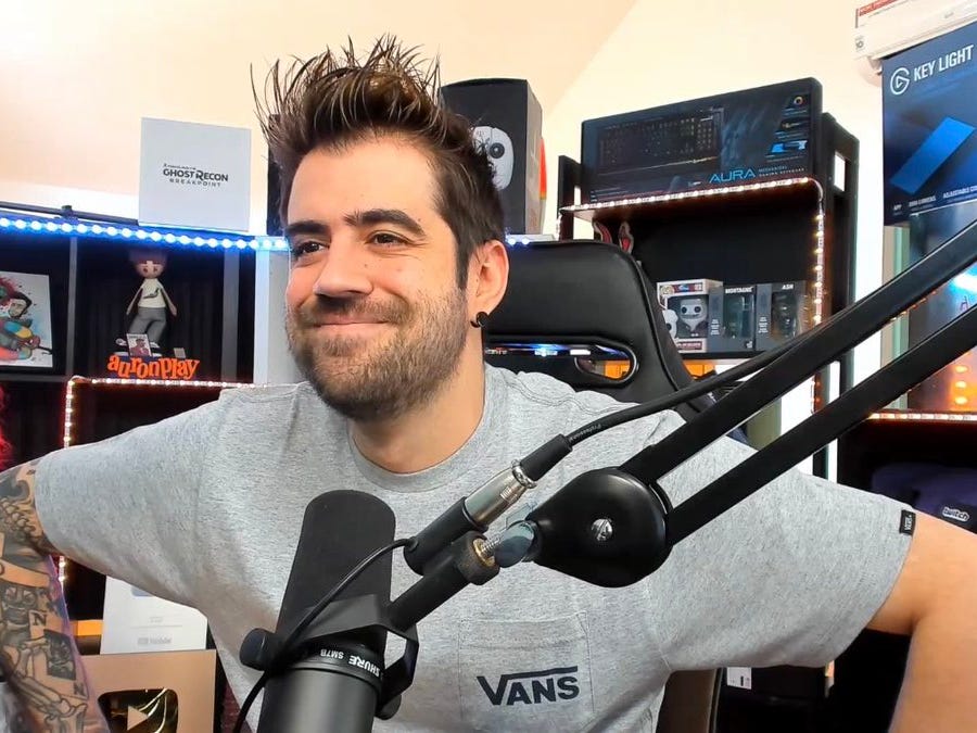 A la gente se le olvida que esta cabra metía MÍNIMO 100 mil personas por directo jugando al Papers Please