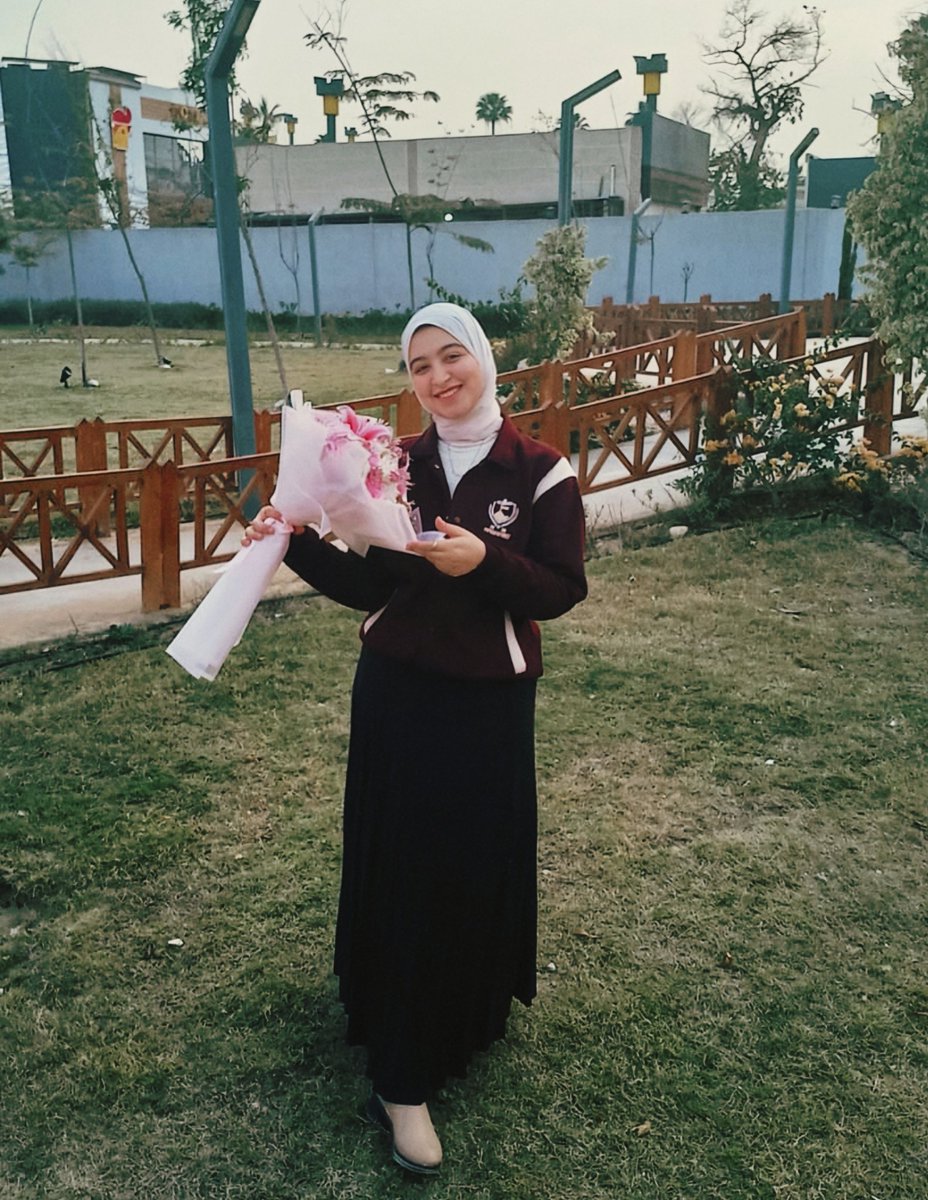 deaba_el's tweet photo. New beginning, Endless dreams🎓❤️❤️ https://t.co/dVnZZaD3QU