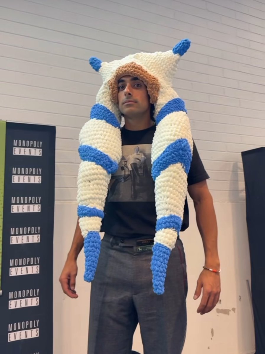 WookieeNews's tweet photo. Eman Esfandi (Ezra) haciendo cosplay de Ahsoka 🤣 https://t.co/QtlM5XQZGK