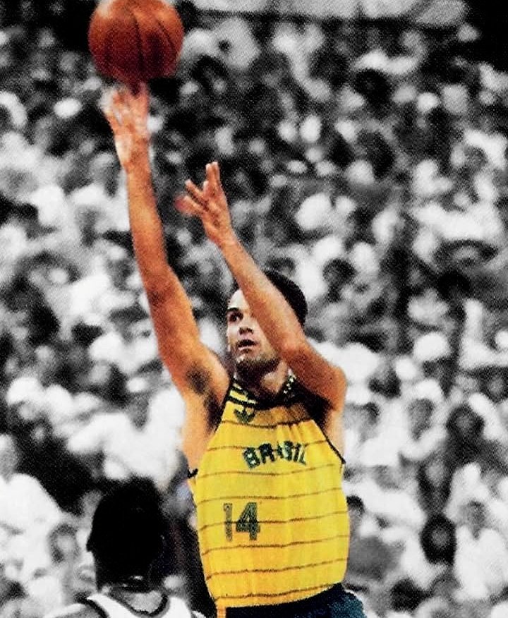 Os três maiores do esporte do Brasil não estão mais entre nós. Pelé, Ayrton Senna e Oscar Schimidt. 

⚽ 🏎️ 🏀. 

▶️ Todas as perdas em ano de Copa do Mundo. Senna (1994), Pelé (2022) e Oscar (2026). 😓