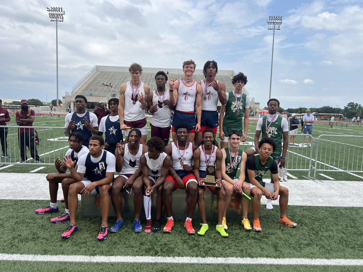 Cententrack's tweet photo. 🚨 ON TO REGIONAL TRACK MEET 🚨 
Congratulations to Jaydon Smith, Jonathan Lowe, Zach Eskildsen and Davon Benson placing 🥇 in the Men's 4x200 Meter Relay with a time of 1:26.03 . #Cen10Fast💨 https://t.co/m65oqeZJIQ