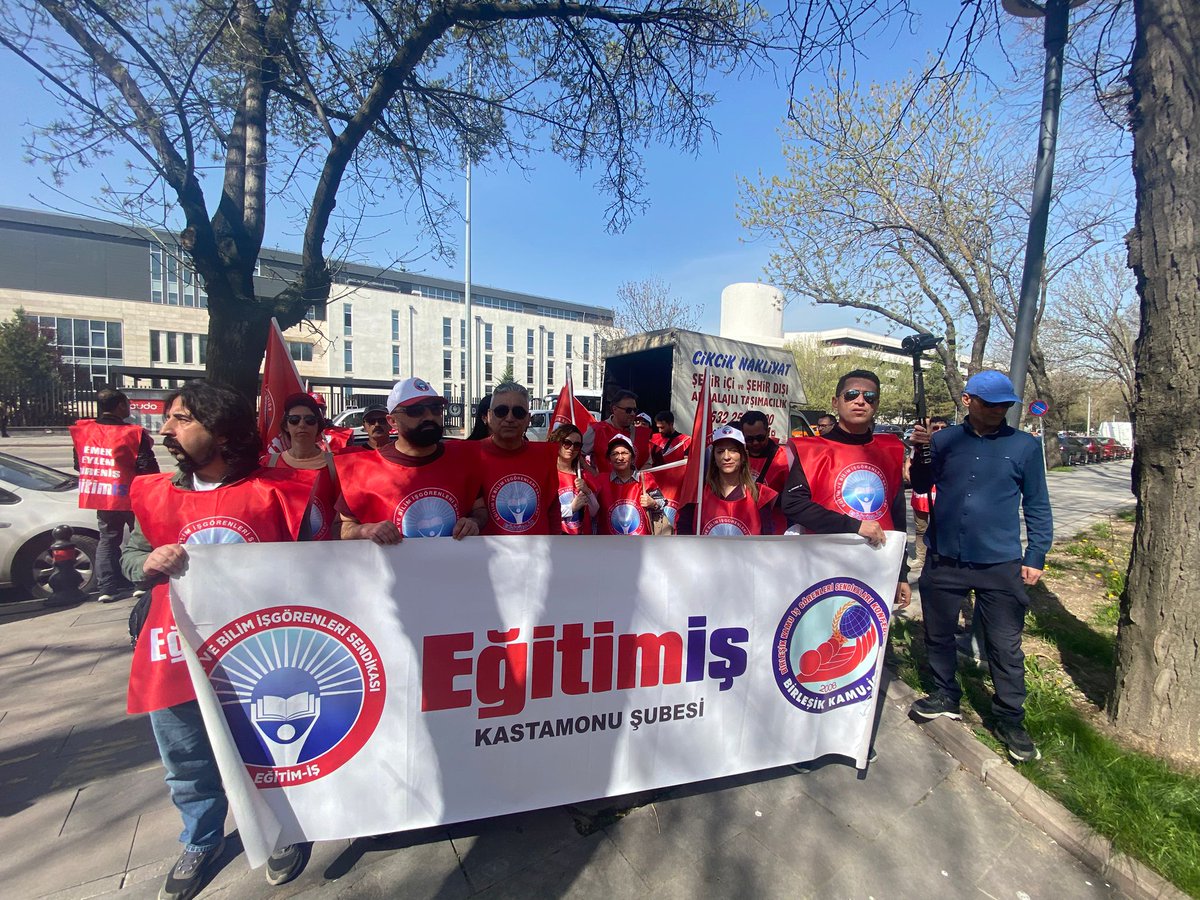 Egitimis37's tweet photo. Eğitim-İş Kastamonu Şubesi olarak MEB önünde “Meslek Onuru” nöbeti tuttuk. “Eğitime, Okuluna, Eğitimciye Sahip Çıkma Büyük Buluşması”nda güvenli okul ve sağlıklı eğitim için büyük bir dayanışma ile meydanlardaydık. Güvenli okullar için mücadelemiz daha kararlı devam edecek. https://t.co/W9xaWFVd3S