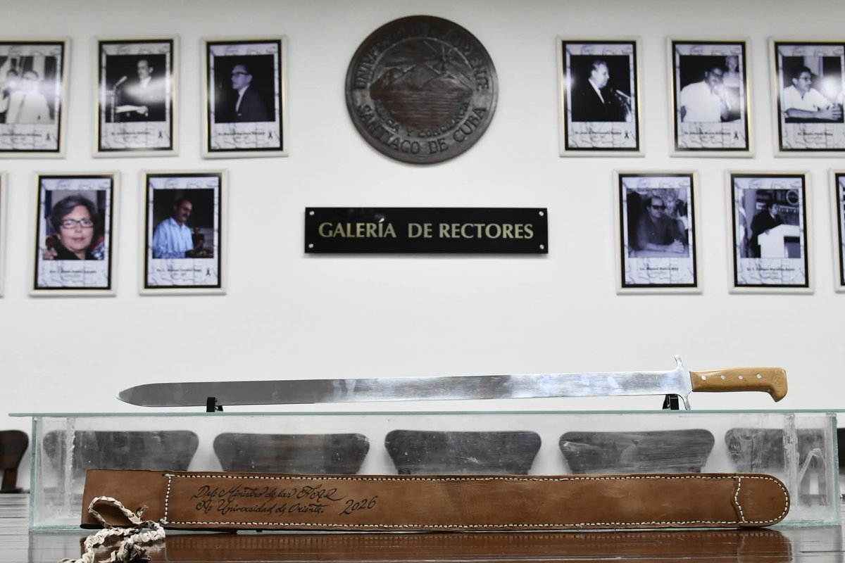 UOCuba's tweet photo. 📸 Les compartimos otras imágenes de la entrega de la Réplica del machete del Generalísimo Máximo Gómez a la @UOCuba. El alto reconocimiento distingue la obra cultural, los valores cívicos y el aporte de nuestra institución como vanguardia del pensamiento durante 78 años. https://t.co/HmUzhh4PpK