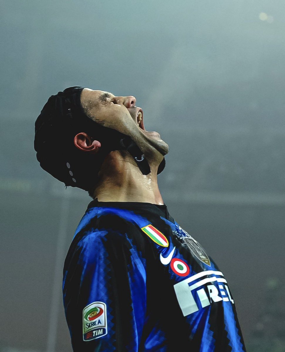 فرق 3 نقاط = تشيفو متدرب
فرق 6 نقاط = ترا ما فاز على الكبار
فرق 8 نقاط = الدوري ما انتهى 
فرق 10 نقاط = الدوري اصلاً ضعيف

هذا حال الدنيا ، الإنتر متصدراً وبفارق 12 نقطة 💙