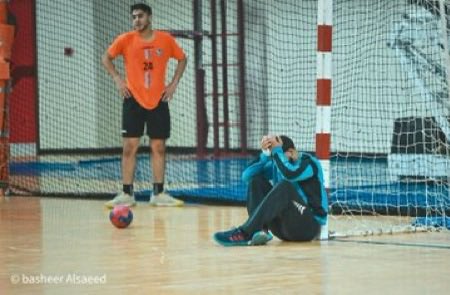 مؤلم جدًا اللي صار ليد الصفا… بصراحة الموضوع يحتاج وقفة حقيقية ومعالجة للمشكلة من جذورها إذا فيه نية يرجع الفريق للممتاز. الهبوط مو عيب لكنه درس قاسي… والأقسى إنه جاء بهذه الطريقة. 

ما ينلامون اللاعبين الشباب قدموا مباراة جميلة قدام العدالة اللي متفوق بالمحترفين -أتمنى يبقى بن