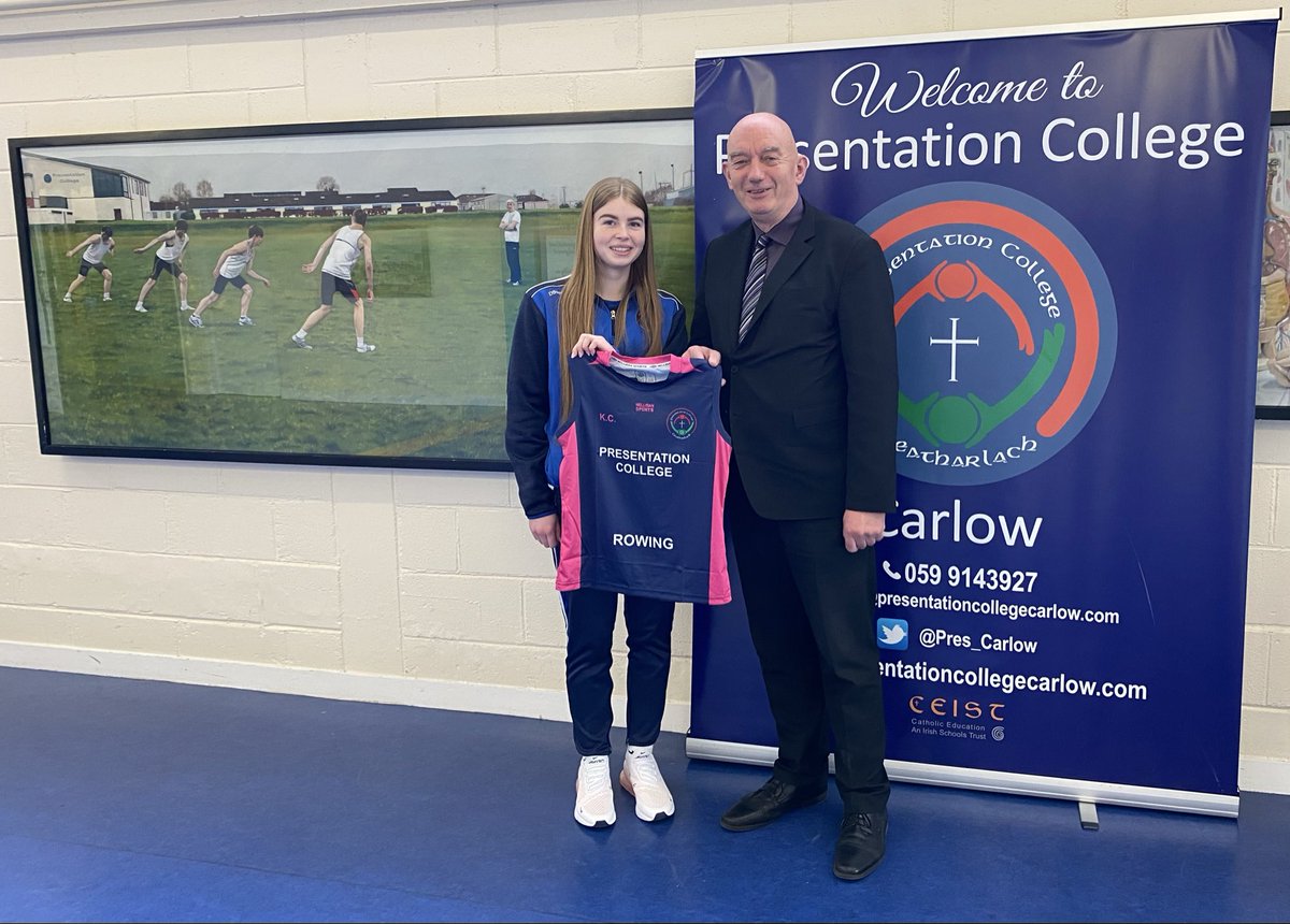 PresCarlowSport's tweet image. On April 26th four @Pres_Carlow athletes will compete in #rowing competitions in Co Clare. 🚣🏻Quad: Kellie, Orlagh, Anna and Katie 🚣🏻Double: Orlagh and Katie 🚣🏻Scull: Kellie.  Mr Murray presents one of the new #jerseys and wishes the girls all the very best. #teamwork @CeistTrust