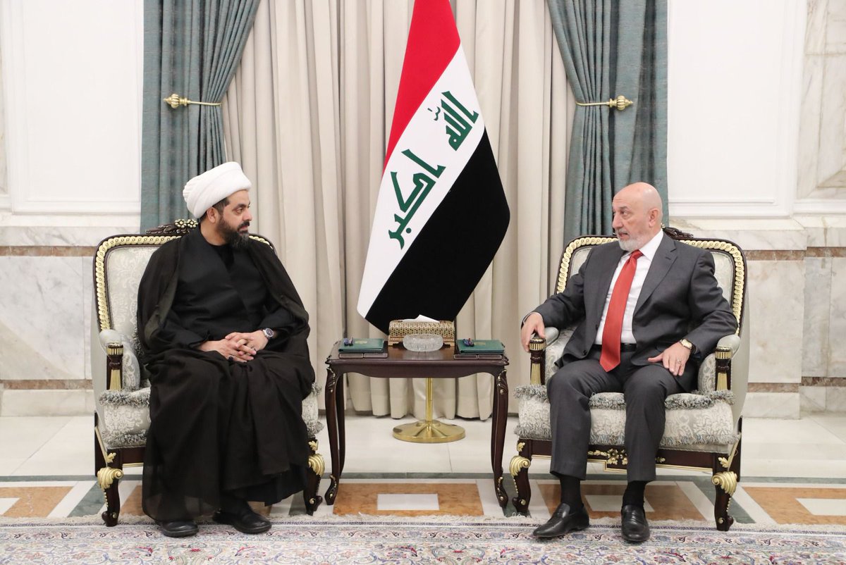 سماحة الشيخ قيس الخزعليِّ يزور فخامةَ رئيسِ الجمهورية السيد نزار آميدي، مُقدِّماً التهاني والتبريكات بمناسبة تولّيهِ مهامَّ منصبِه
وخلالَ اللقاءِ جرى التأكيد على أهميةِ دعمِ العمليةِ السياسية وتعزيزِ مسارِها بما يُحقِّقُ الاستقرار ويخدمُ تطلعاتِ الشعبِ العراقي