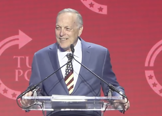 American_Bridge's tweet image. Extremist Andy Biggs takes the stage at a Turning Point “Red Wall” rally to double down on a toxic agenda voters are already rejecting. #AZGov #AZpolitics