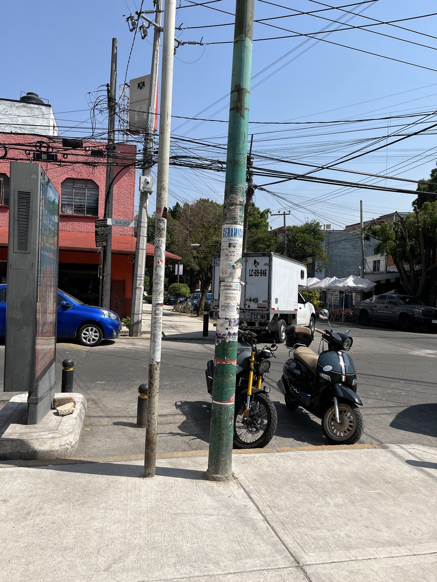 IreriMonter's tweet photo. En la Roma Sur padecemos del abuso de los automovilistas y restaurantes que no respetan nuestro derecho a transitar libremente. Las calles de Tehuantepec y Bajio secuestradas por coches en esquinas o en doble fila, incluso sobre la banqueta.
@AlcCuauhtemocMx @cklilian https://t.co/qBYgoSNcuC