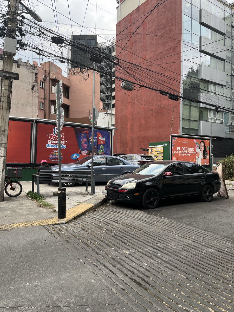 IreriMonter's tweet photo. En la Roma Sur padecemos del abuso de los automovilistas y restaurantes que no respetan nuestro derecho a transitar libremente. Las calles de Tehuantepec y Bajio secuestradas por coches en esquinas o en doble fila, incluso sobre la banqueta.
@AlcCuauhtemocMx @cklilian https://t.co/qBYgoSNcuC