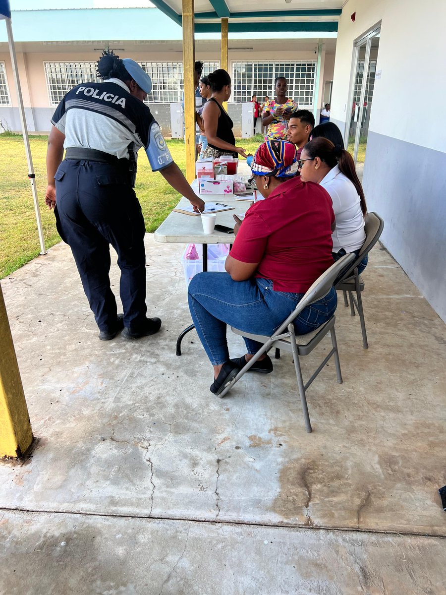policiadepanama's tweet image. #Colón | En coordinación con el personal del MINSA, brindamos apoyo durante una jornada de asistencia médica dirigida a los residentes de Altos de Los Lagos, realizada en el centro educativo del sector, reafirmando nuestro compromiso con el bienestar comunitario. #TuPolicíaAmiga