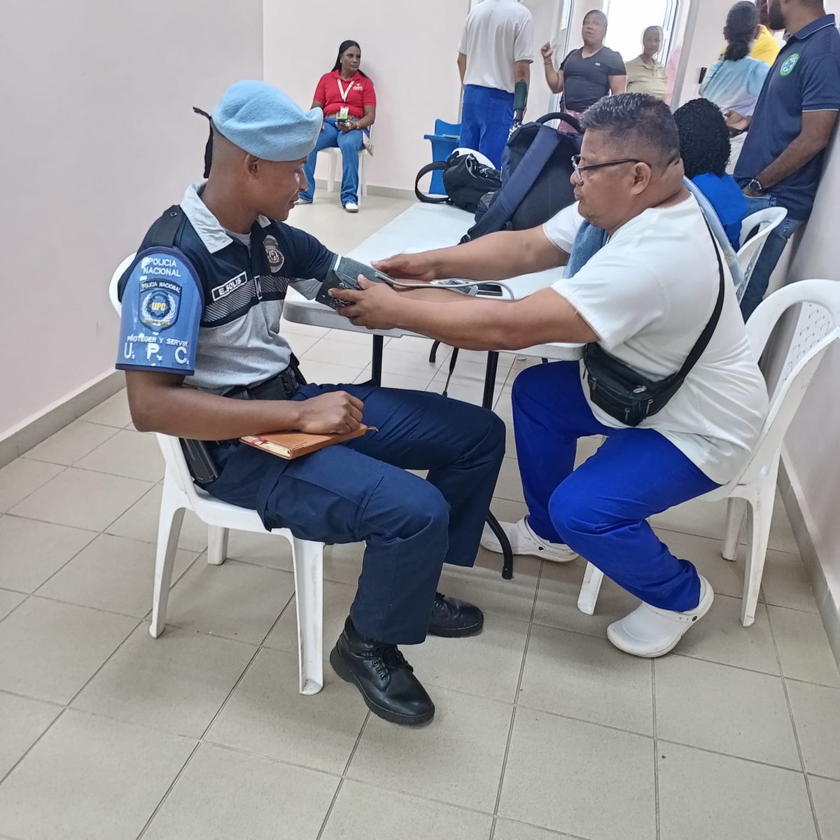 policiadepanama's tweet image. #Colón | En coordinación con el personal del MINSA, brindamos apoyo durante una jornada de asistencia médica dirigida a los residentes de Altos de Los Lagos, realizada en el centro educativo del sector, reafirmando nuestro compromiso con el bienestar comunitario. #TuPolicíaAmiga