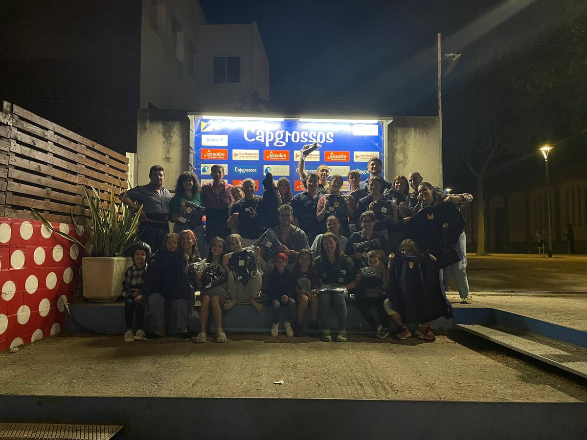 capgrossos's tweet photo. Primera entrega de camises de la temporada als nouvinguts i nouvingudes. 

Orgull blau marí! A lluir-la a plaça!💙

#castells #capgrossos https://t.co/kqJOm8K3i1