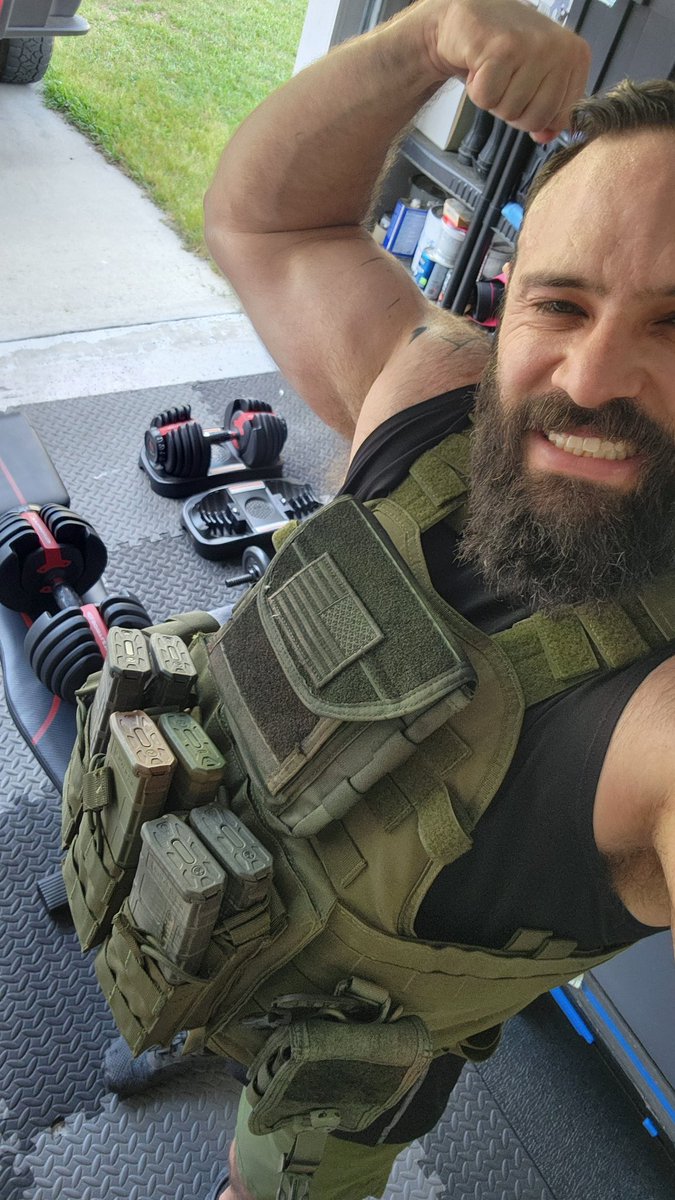 ArmyCoach62's tweet image. Garage workout! #flexfriday