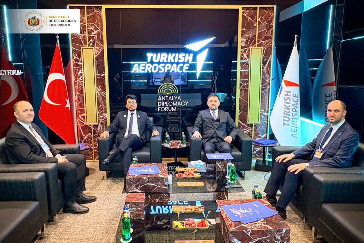 MRE_Bolivia's tweet photo. En el marco del Foro de la Diplomacia de Antalya, el Canciller Fernando Aramayo sostuvo una reunión con Mehmet Demiroğlu, CEO de Turkish Aerospace Industries, para explorar cooperación en formación, tecnología, equipamiento y capacitación de ingenieros bolivianos. https://t.co/FT4V8gfKRc
